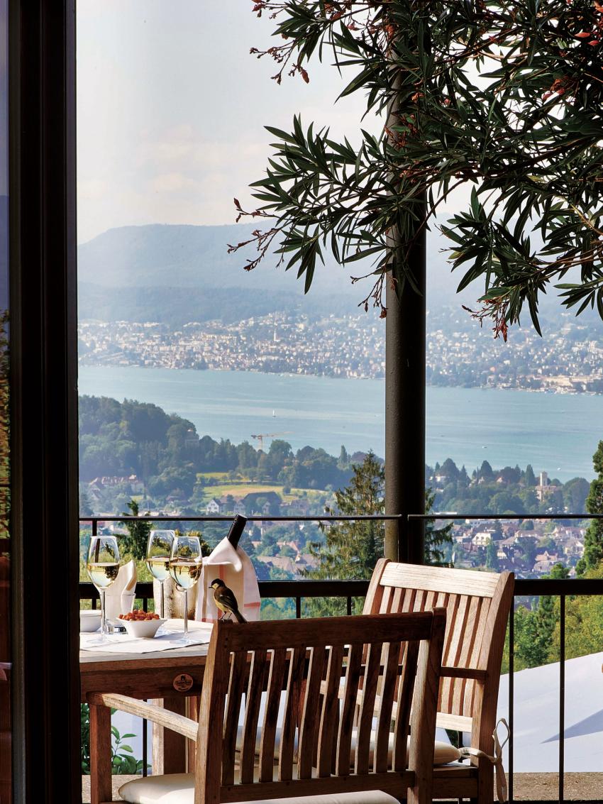 Terrasse des Hotels Zürichberg mit Aussicht auf den Zürichsee