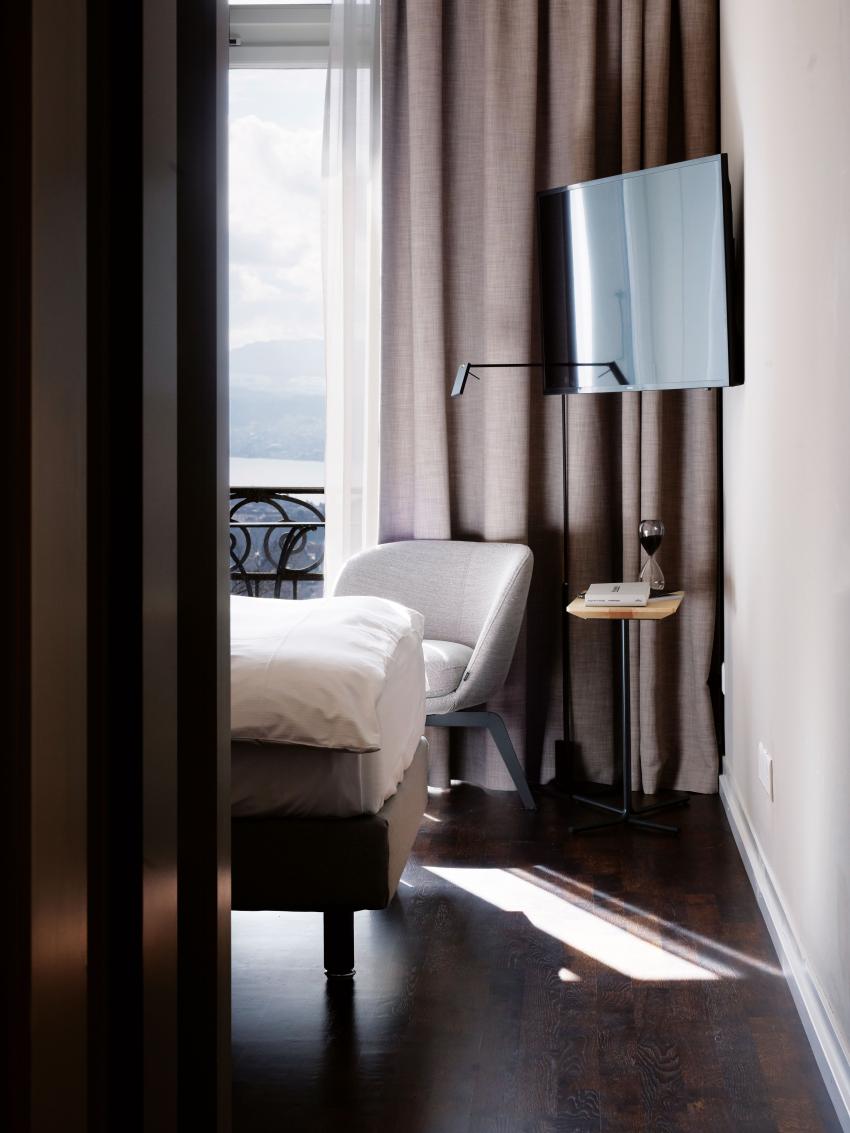 Sitzecke mit TV im Superior Single Zimmer