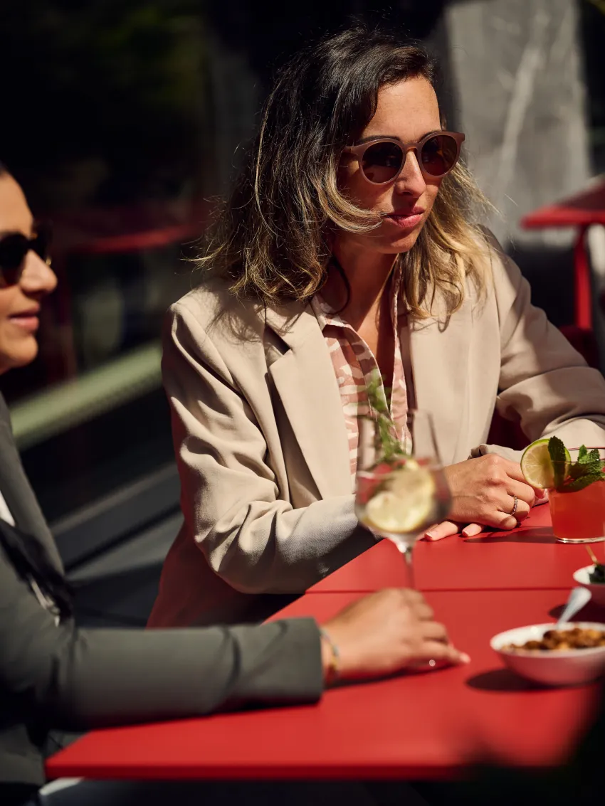 zwei Frauen auf der Terrasse mit Drinks