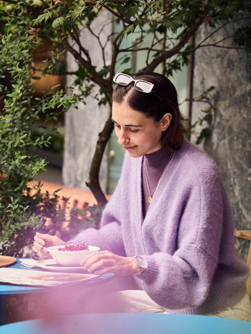 Frau auf einer Terrasse am Kaffee trinken