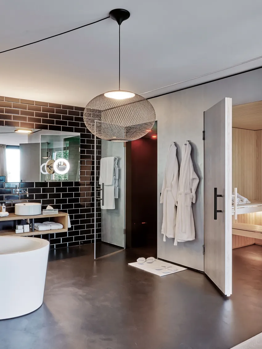 Das grosszügige Bad in der Suite im Hotel Rigiblick