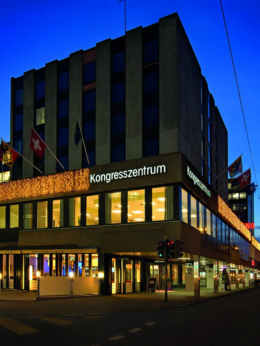 Sorell Hotel Ador von aussen am Abend