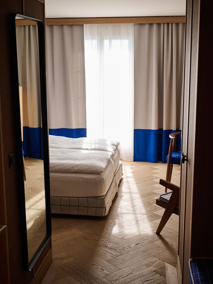 Eingang ins Zimmer mit Bett und Stuhl