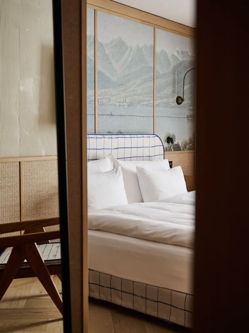 Deluxking room at Hotel Speer shot through the mirror