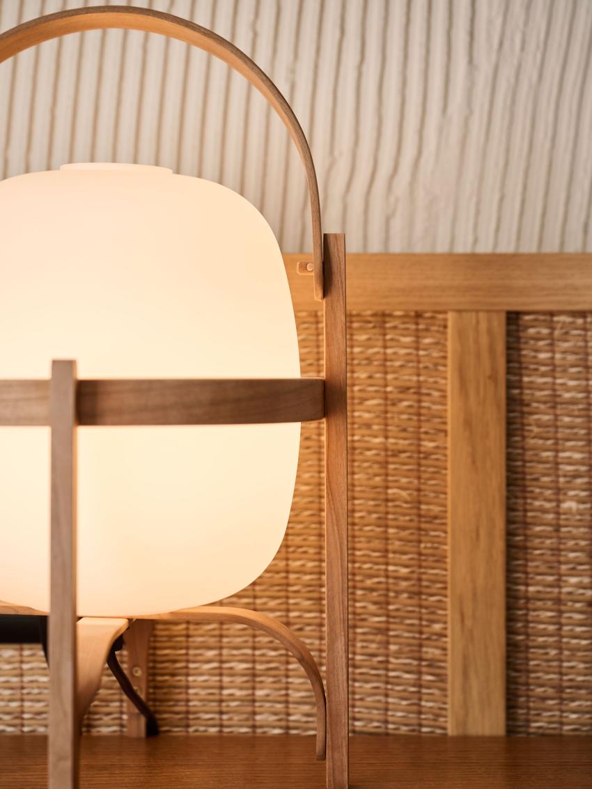 Japanische Lampe auf einem Tisch