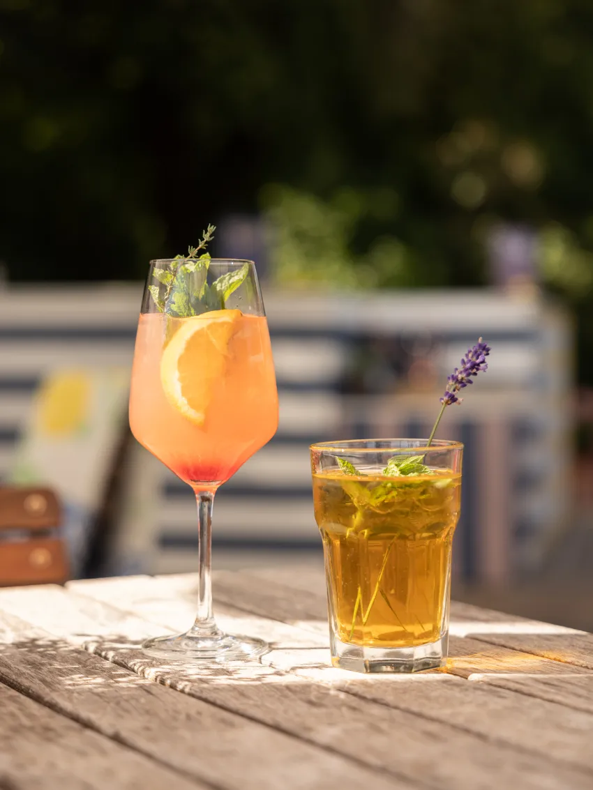 Drinks auf einem Tisch im Sommere