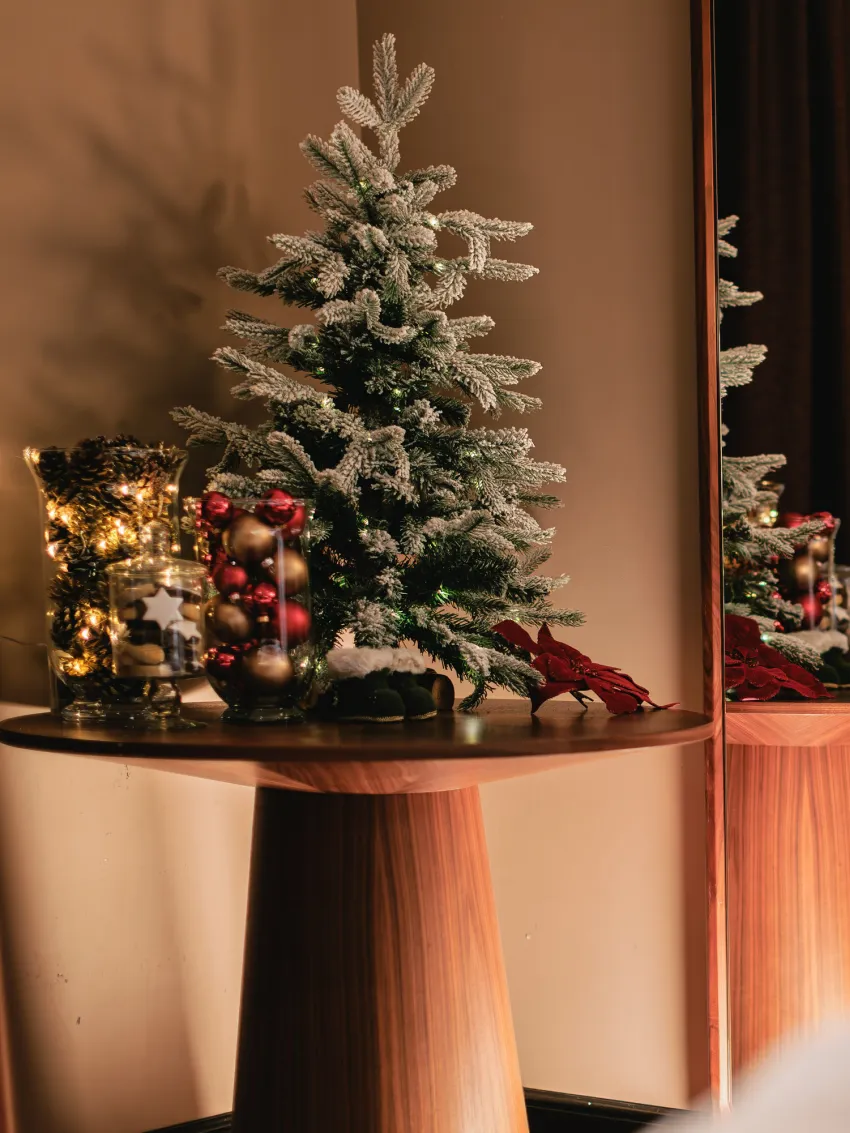 Weihnachtszimmer im Hotel mit dekoriertem Tisch 