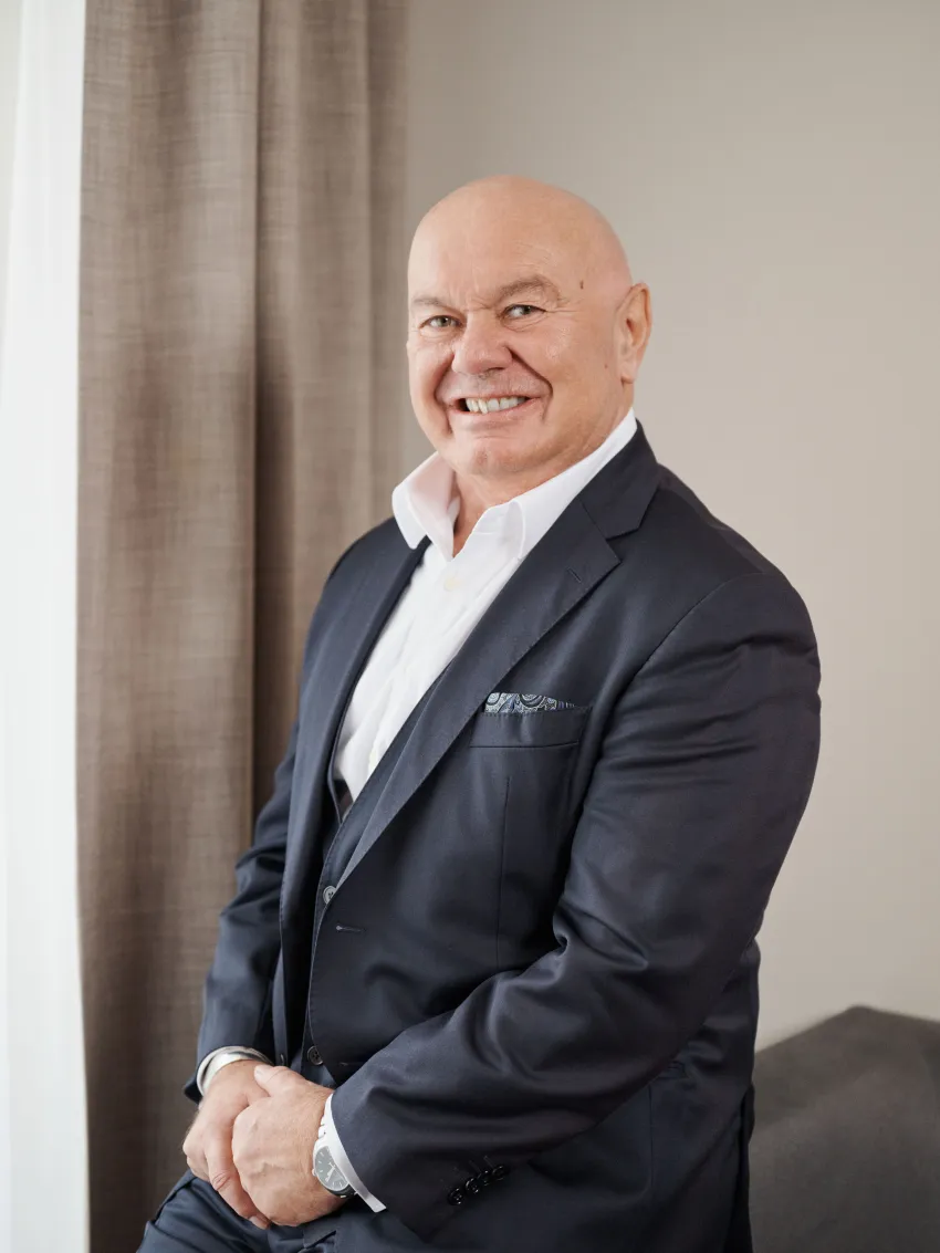 Hoteldirektor mit Anzug im Zimmer