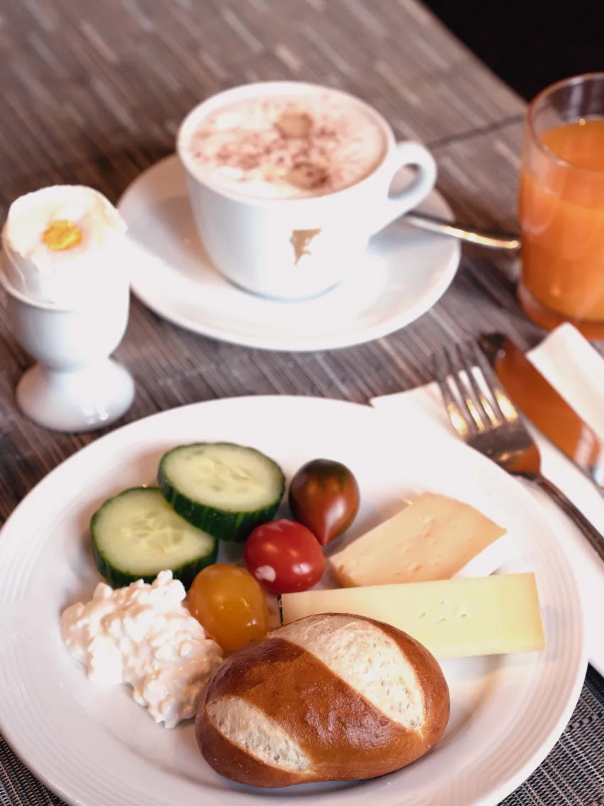 Frühstückstisch mit Ei, Kaffee und Saft