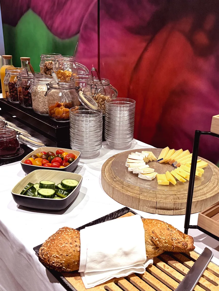 Frühstücksbuffet mit Brot, Müesli und diversem Käse