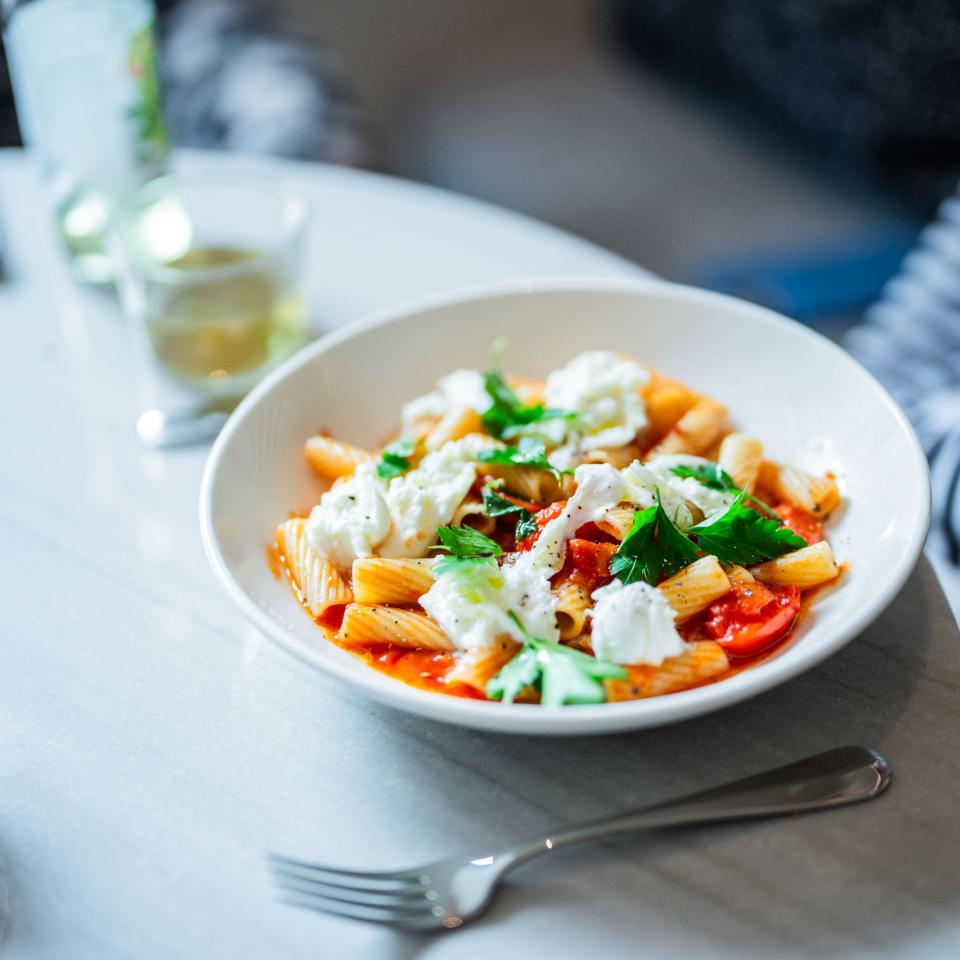Pasta am Tisch bei der Cafe Bar Flor