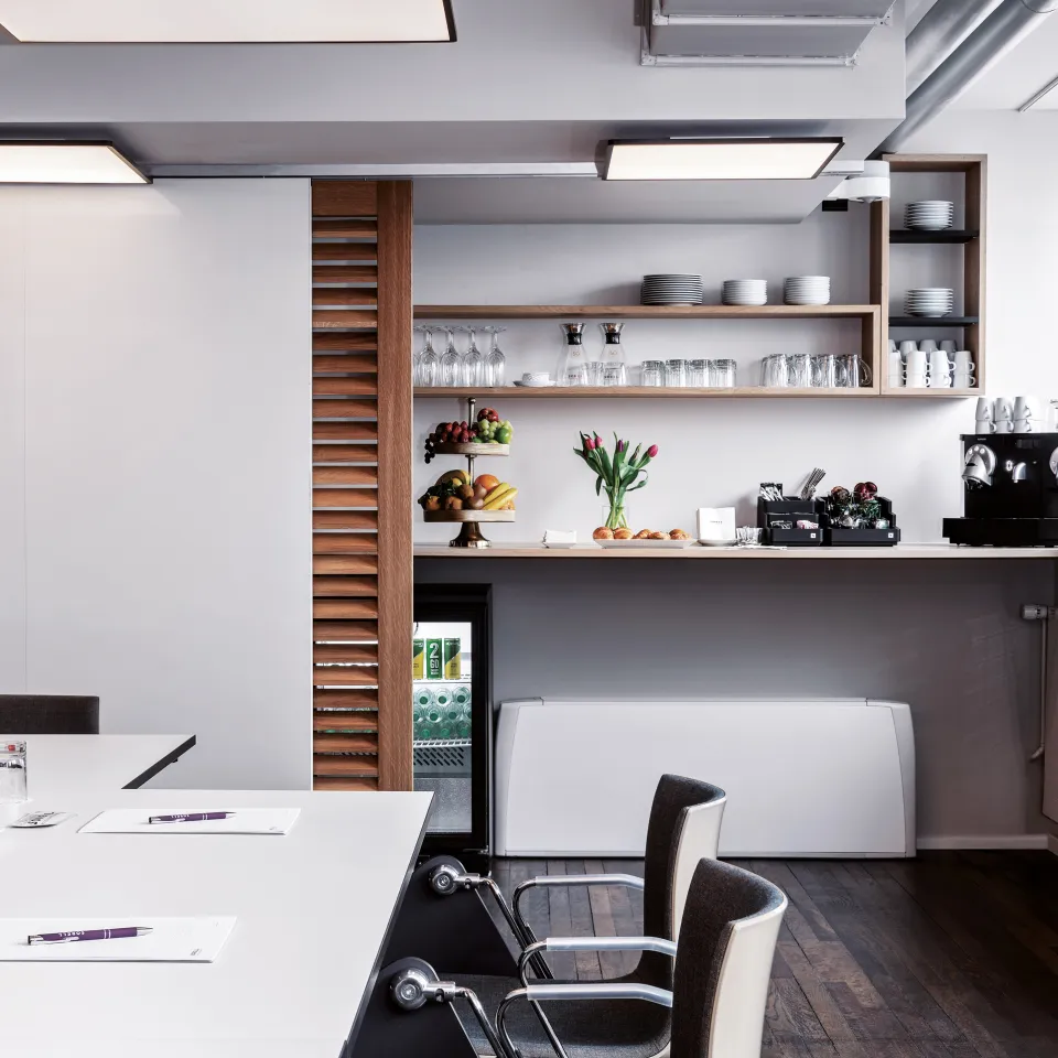 Tisch und Küchennische des Kreativraums im Hotel City Weissenstein