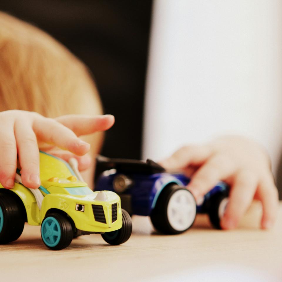 Kind mit Autos am spielen
