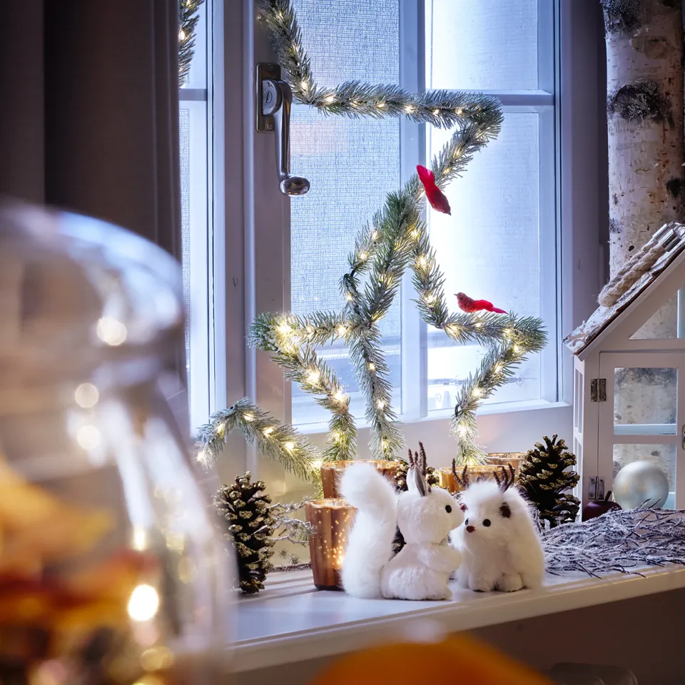 Dekoriertes Hotelzimmer zu Weihnachten