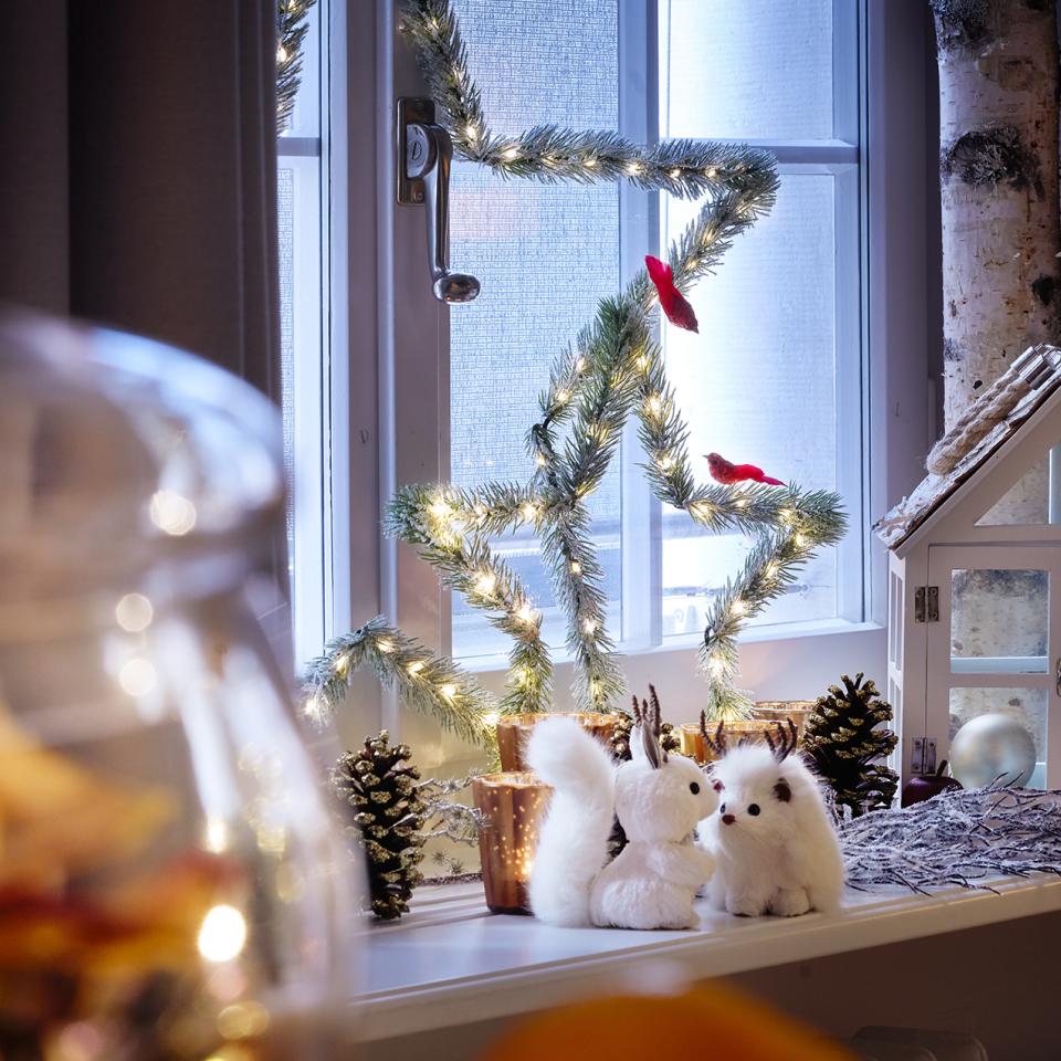 Dekoriertes Hotelzimmer zu Weihnachten