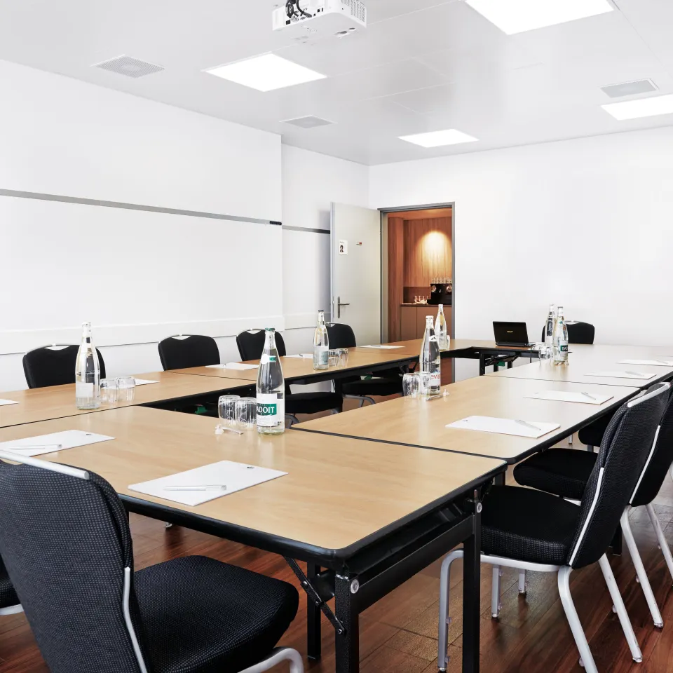 Seminarraum mit Flipchart und in U-Form gestuhlt