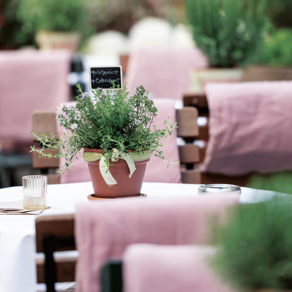 Aufnahme der Tische im Garten des Restaurants Enja