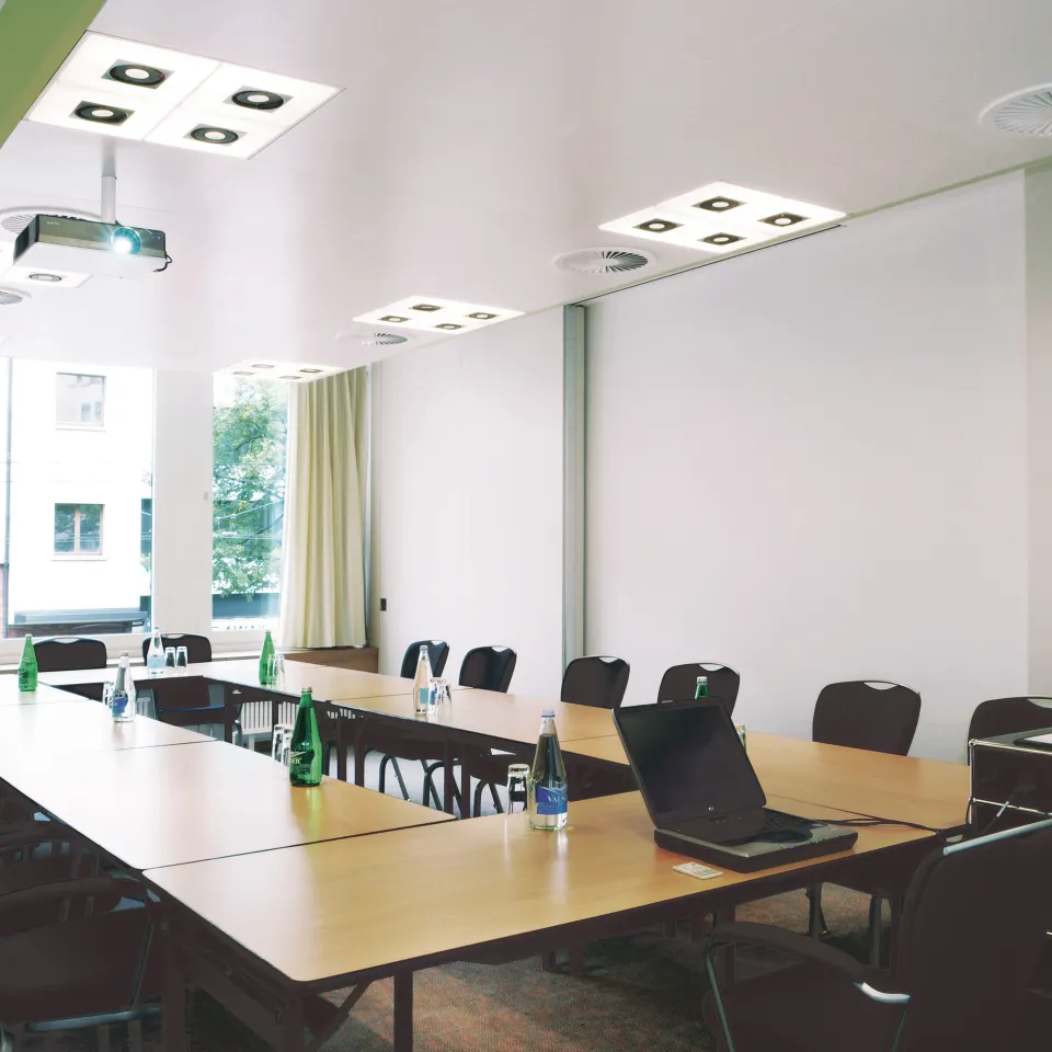 Seminarraum mit Tischen und Stühlen