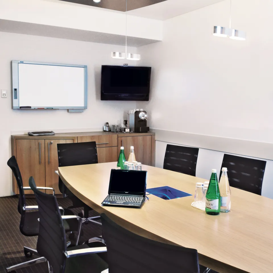 Block table with seating in the seminar room