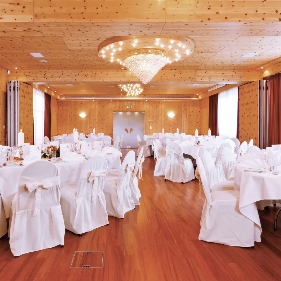 Honey Arvensaal with festive furnishings and seating