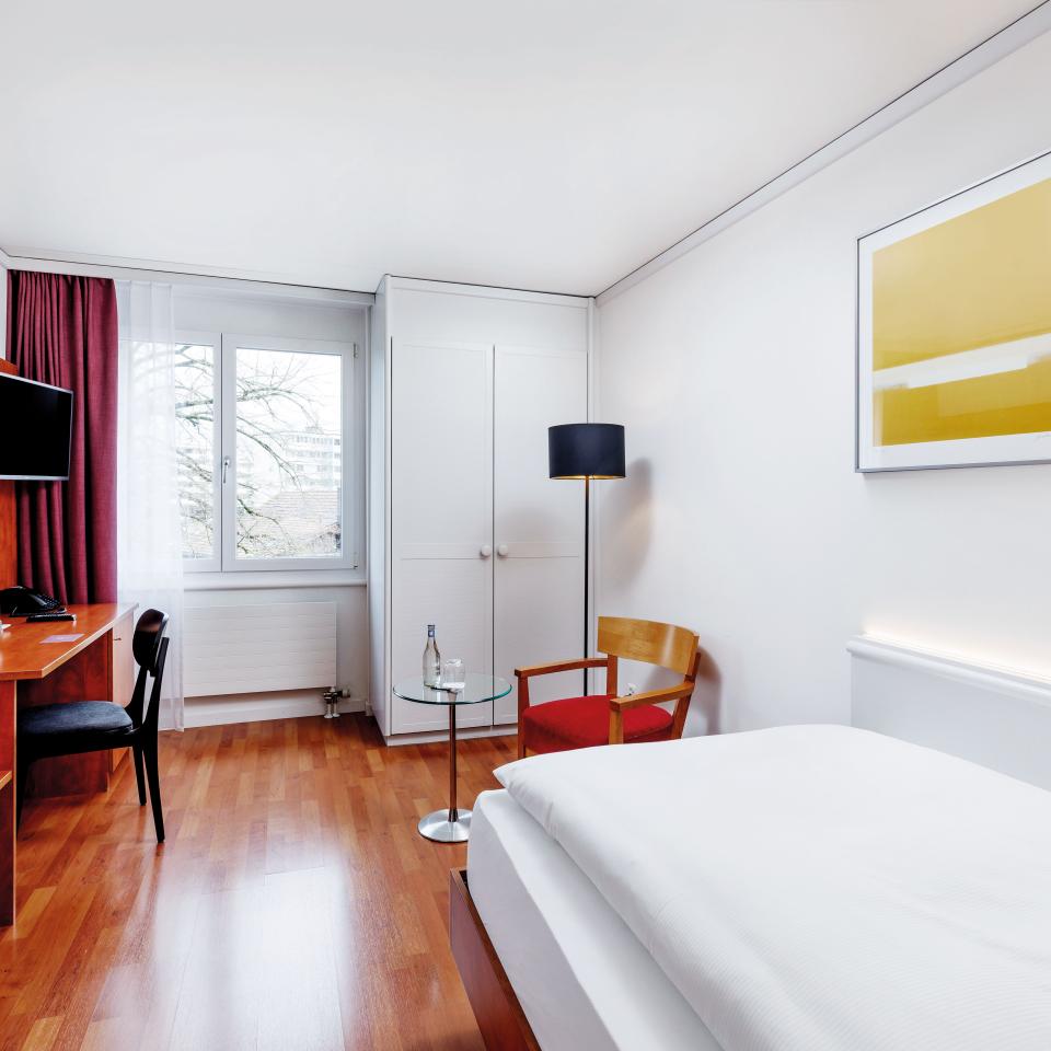 Sorell Hotel Sonnental Standard Einzelzimmer mit Sitzecke und Schreibtisch