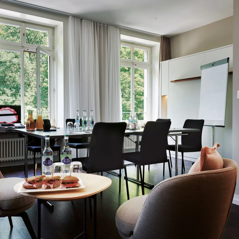 Seating area for coffee breaks in room 112