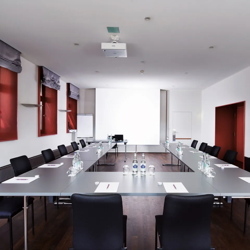 U-shaped seating arrangement in the Zurichberg 3 meeting room