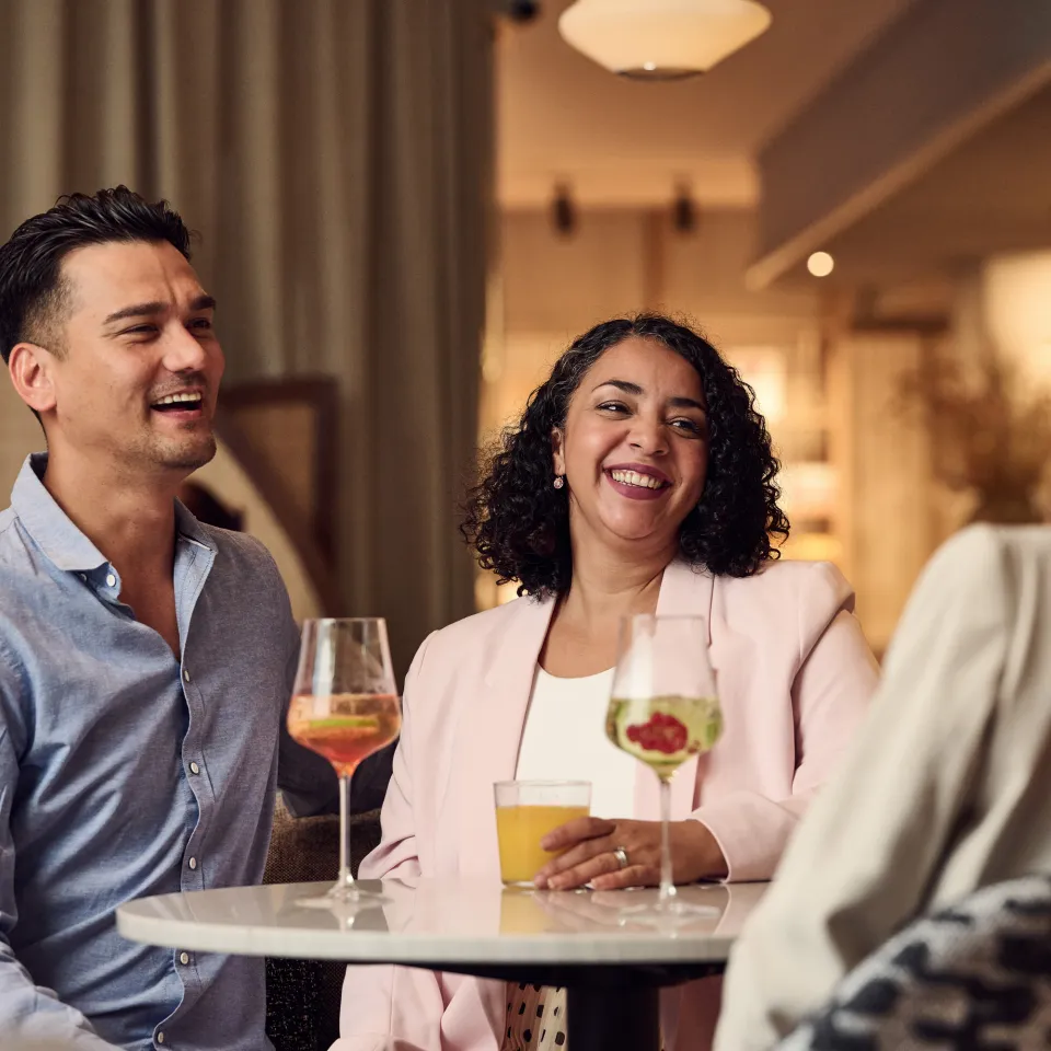 Paar sitzt an einem Tisch und trinkt