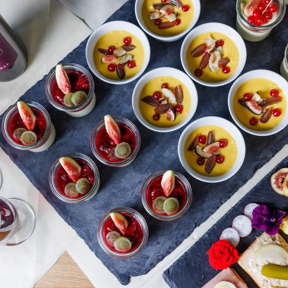 Dessert, belegte Brötchen eines Caterings