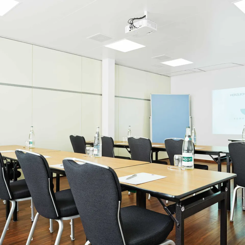 Leuenberger Seminarraum mit Parlamentsbestuhlung