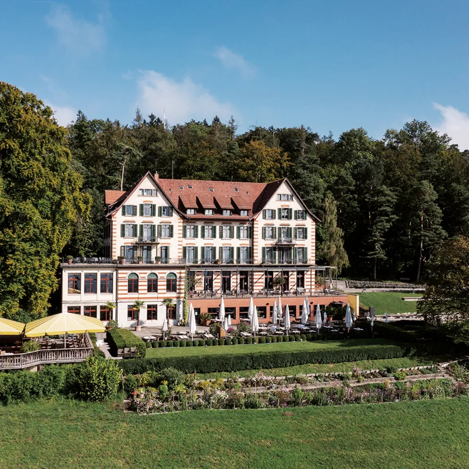 Aussenansicht Hotel Zürichberg mit aufgespannten Schirmen