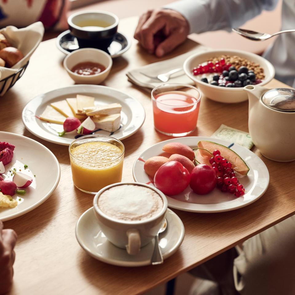 Reich gedeckter Frühstückstisch