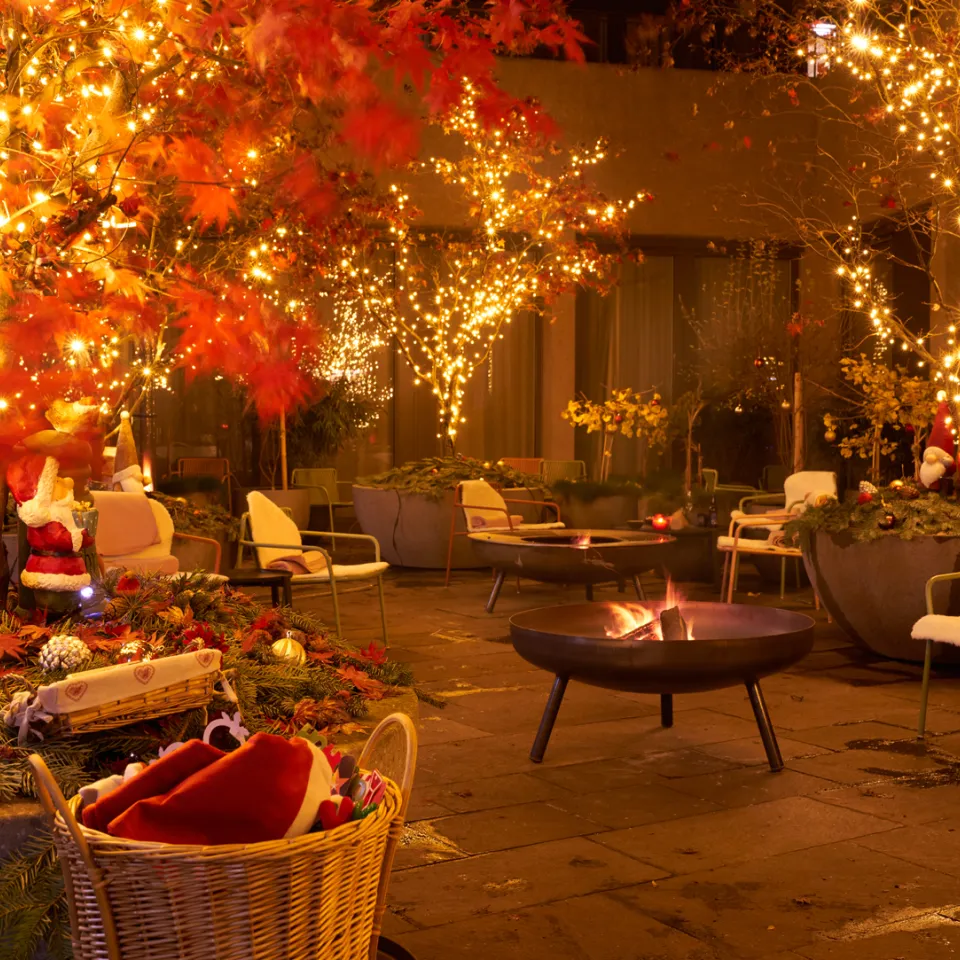 Weihnachtsgarten draussen beim Hotel St. Peter mit Weihnachtsbeleuchtung