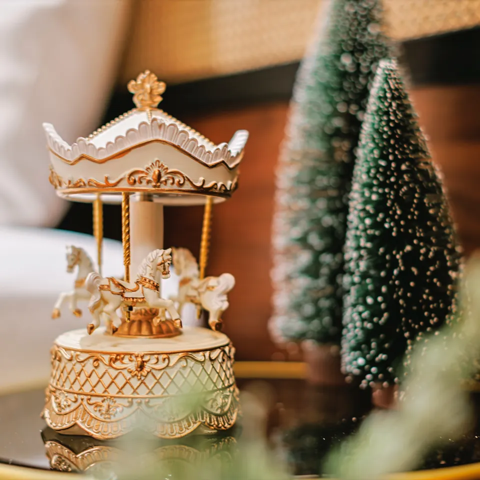 Karousell auf dem Nachttisch mit Weihnachtsdeko