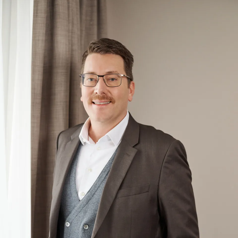 Hoteldirektor im Anzug im Hotelzimmer