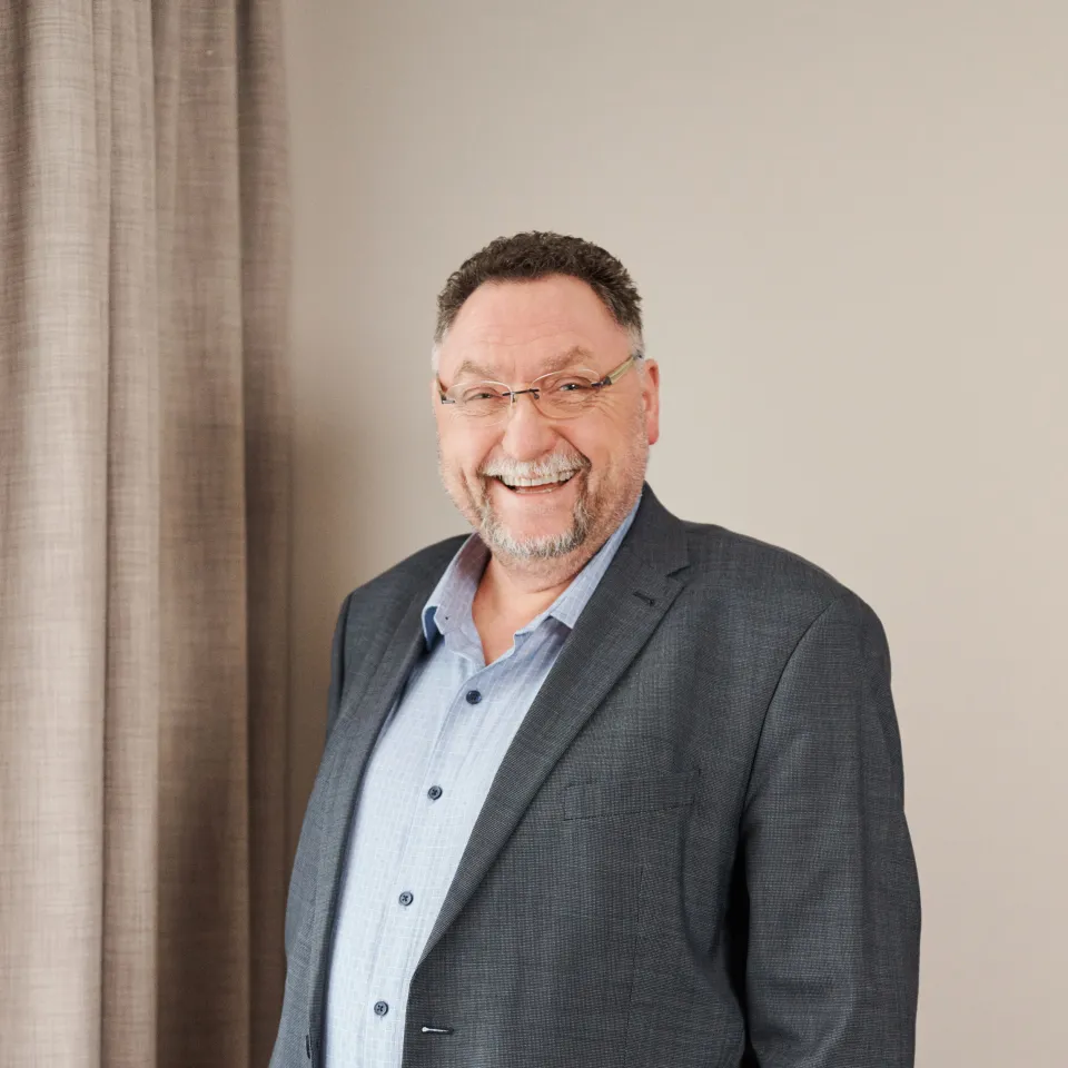 Hoteldirektor im Hotelzimmer