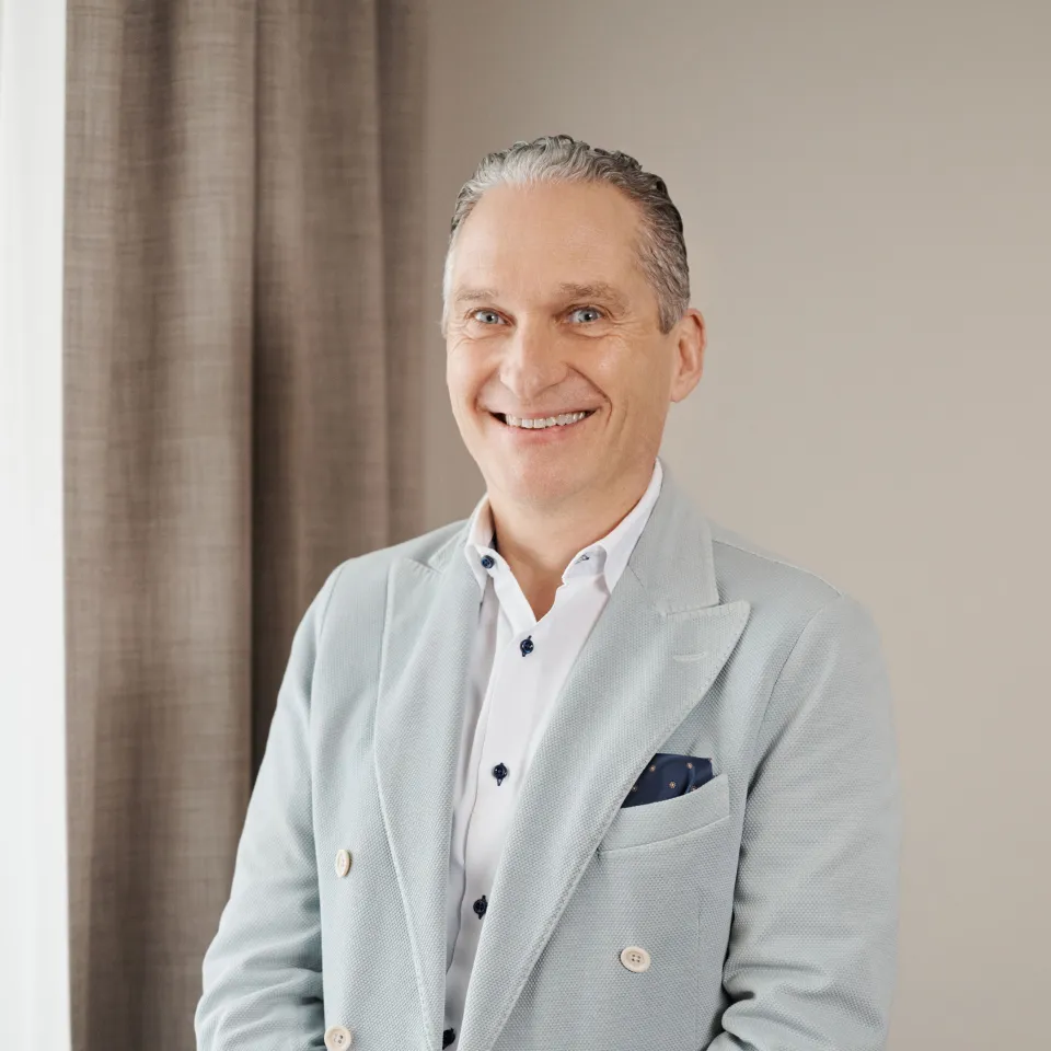 Hoteldirektor im Anzug im Hotelzimmer