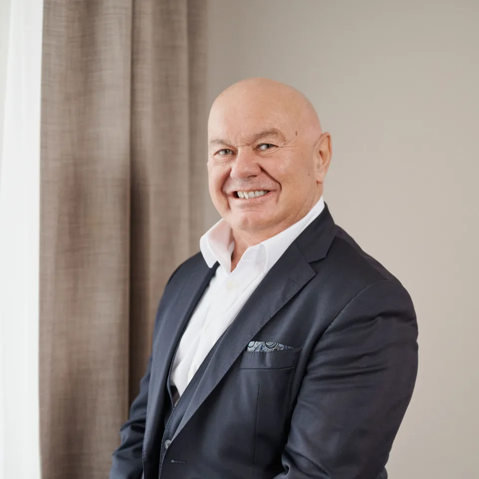 Hoteldirektor mit Anzug im Zimmer