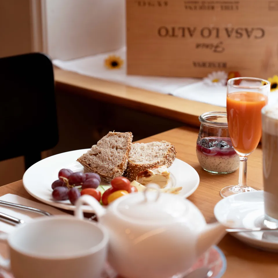 Frühstückstisch mit Kaffee und Orangensaft
