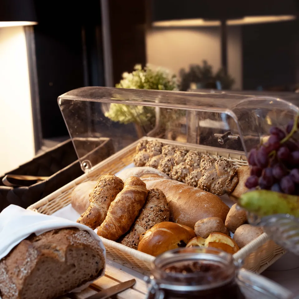 Brotkorb auf dem Frühstücksbuffet