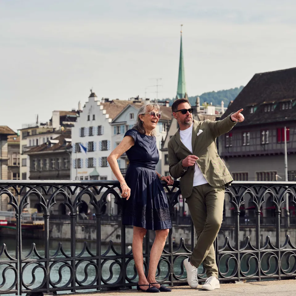 Frau und Mann stehen auf der Brücke in Zürich