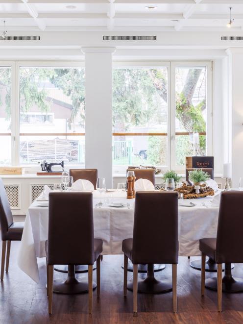 Tisch mit Dekoration im Restaurant Sonnental