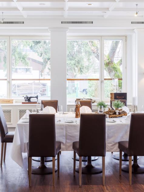 Tisch mit Dekoration im Restaurant Sonnental