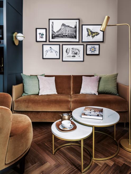 Sofa in der Suite des Sorell Hotels Seidenhof