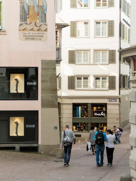 Menschen spazieren durch die Storchengasse