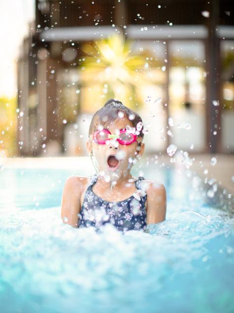 kleines Mädchen mit Taucherbrille im Schwimmbad