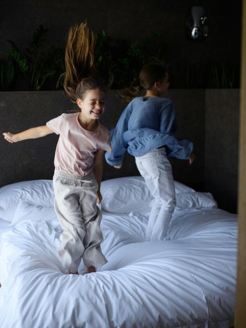 Kinder hüpfen auf dem Bett