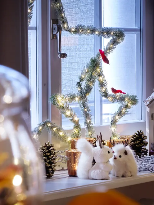 Dekoriertes Hotelzimmer zu Weihnachten