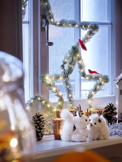 Dekoriertes Hotelzimmer zu Weihnachten
