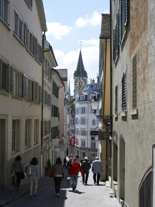Blick durch eine Gasse in der Zürcher Altstadt